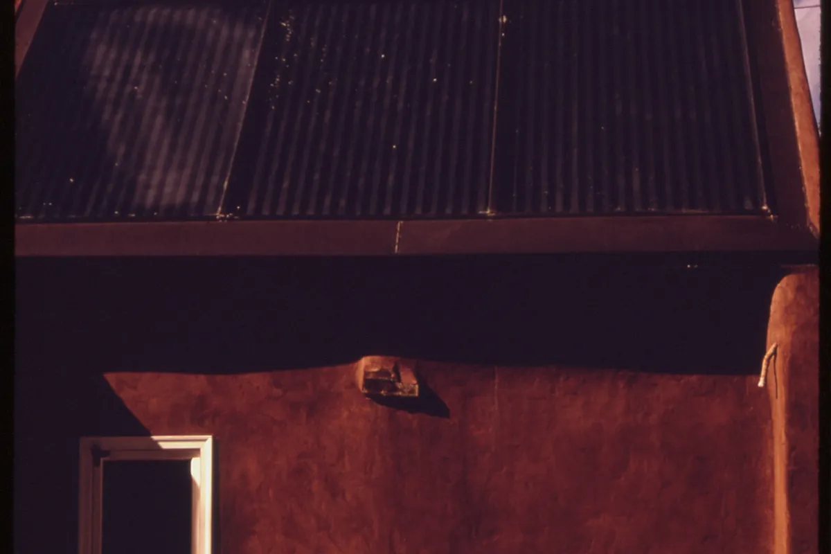 Vivienda con placas solares en la cubierta