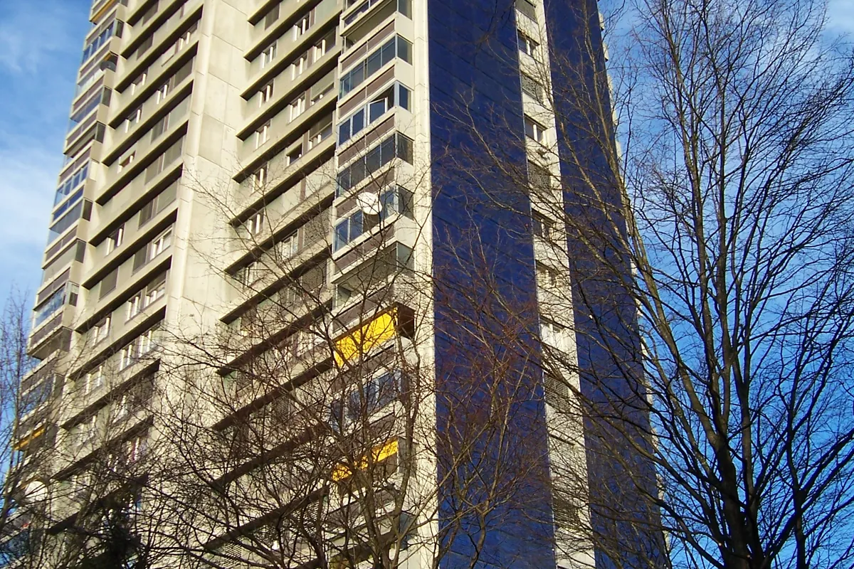 Edificio de viviendas con paneles solares