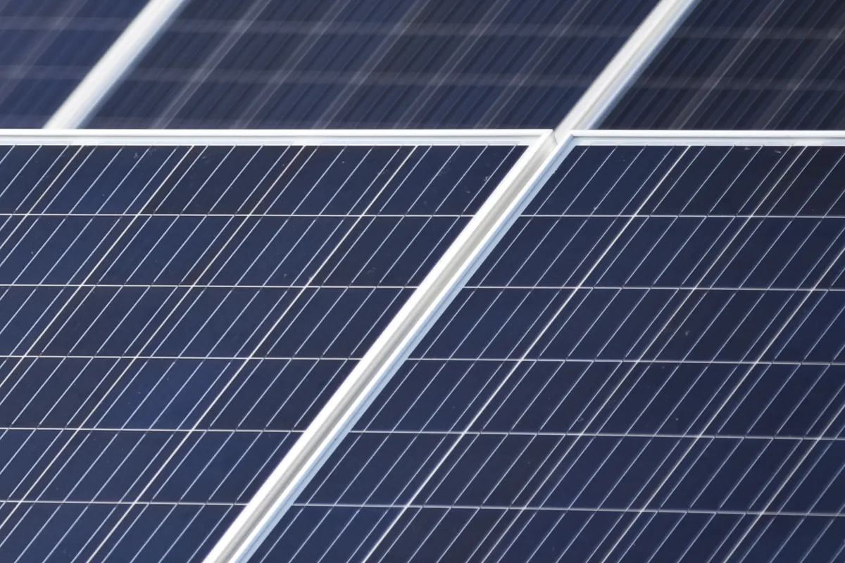 Detalle de varios módulos fotovoltaicos
