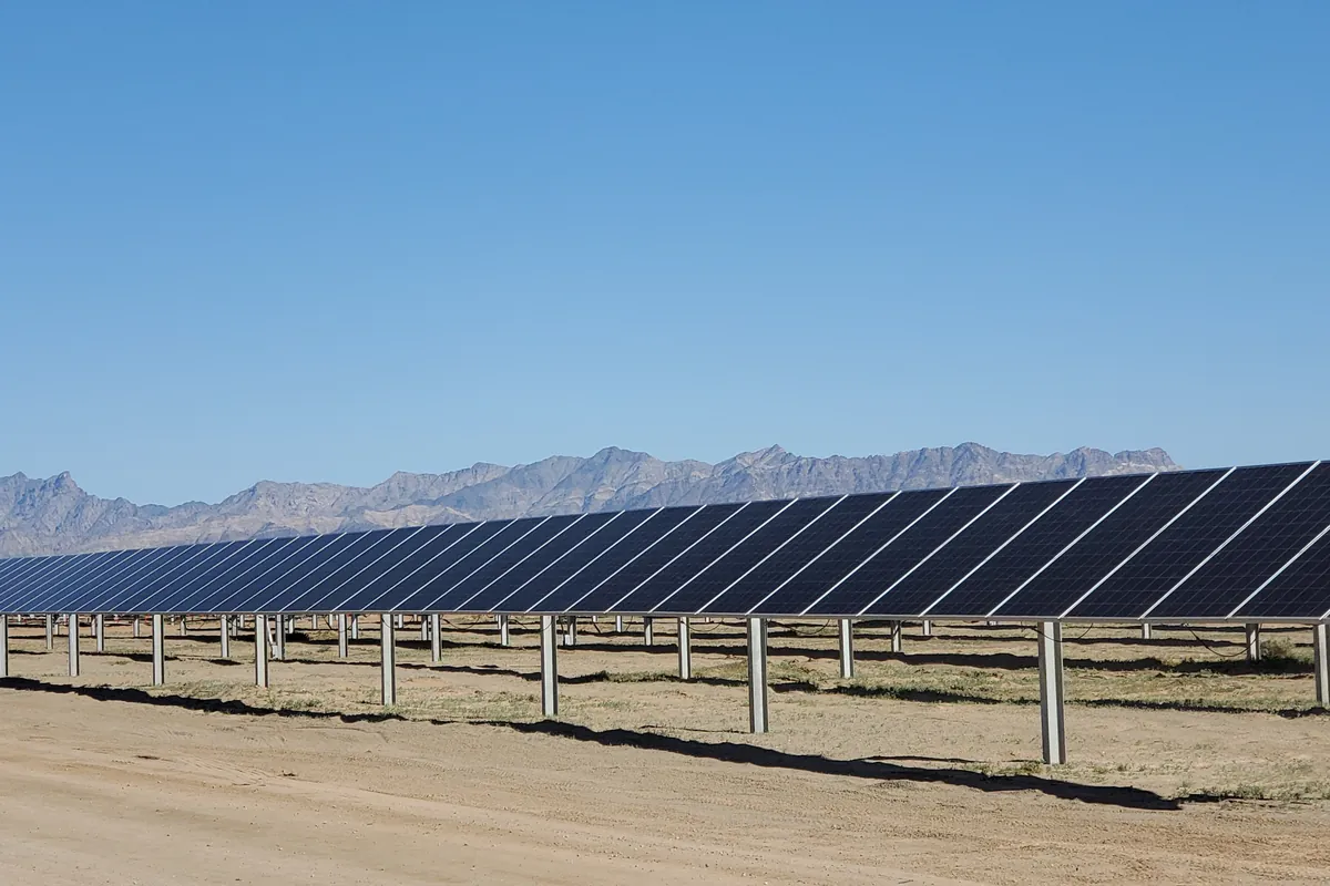 Filas de paneles solares en un huerto solar