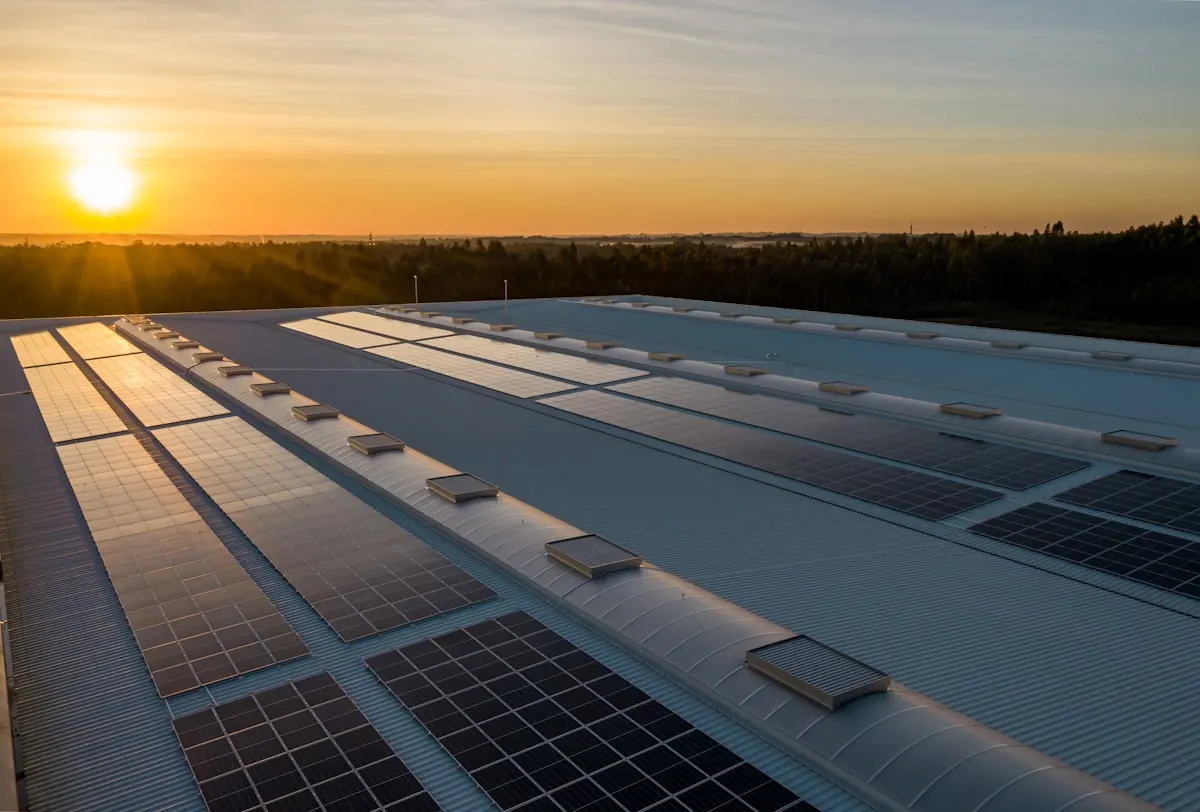 Instalación de placas solares en tejado, como las que se realizan en Elche