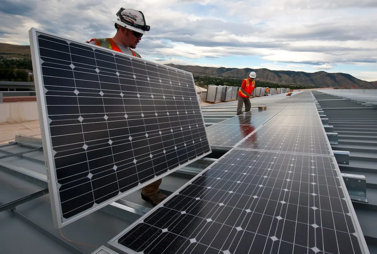 Instaladores profesionales montando paneles solares sobre una cubierta