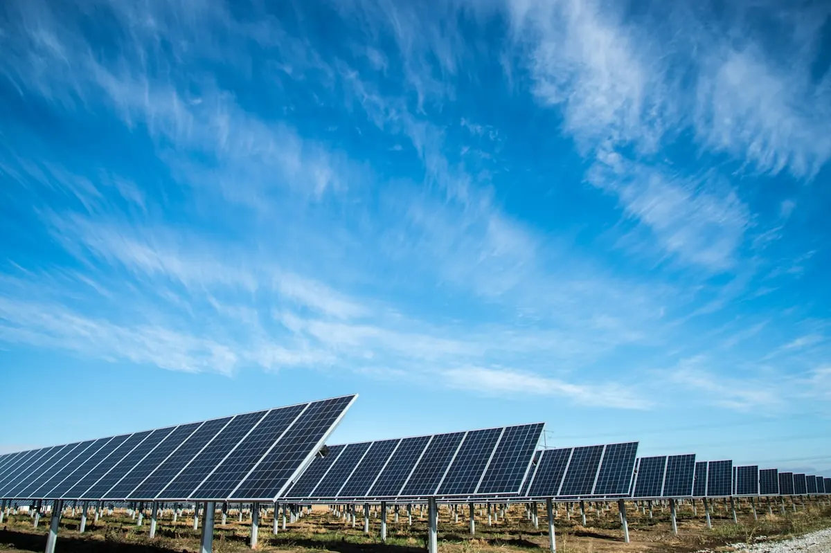 Paneles solares fotovoltaicos produciendo energía en un día despejado