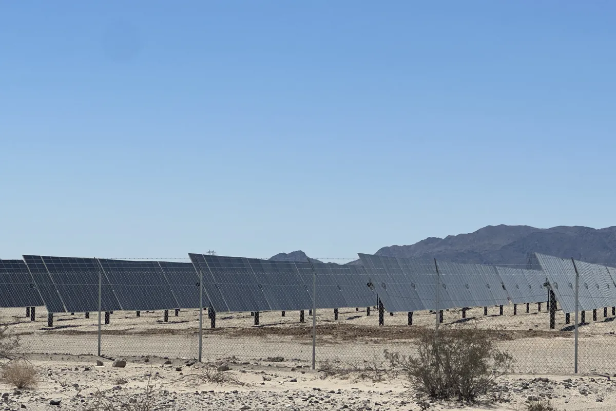 Parque solar fotovoltaico en un entorno árido
