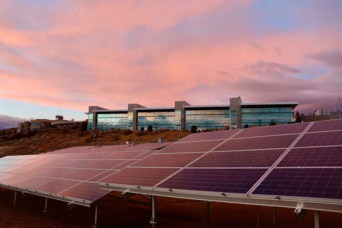 Planta solar al atardecer