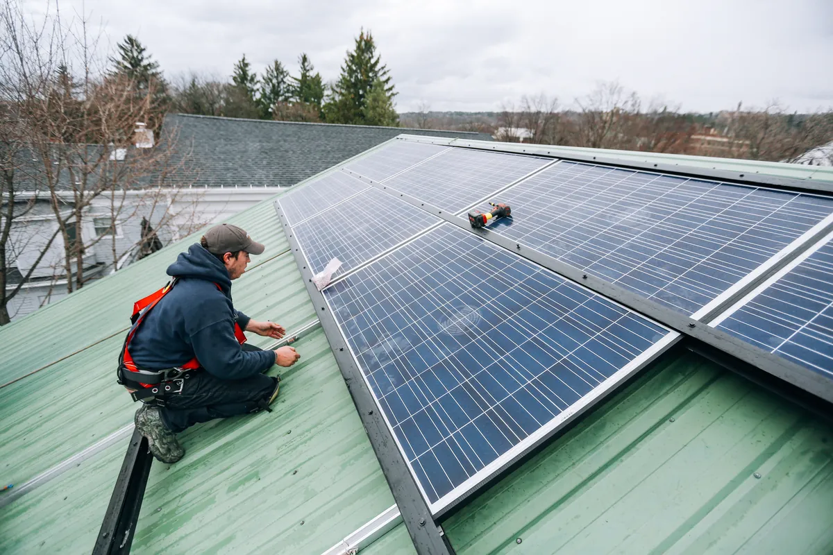 Instalación de placas solares en un tejado