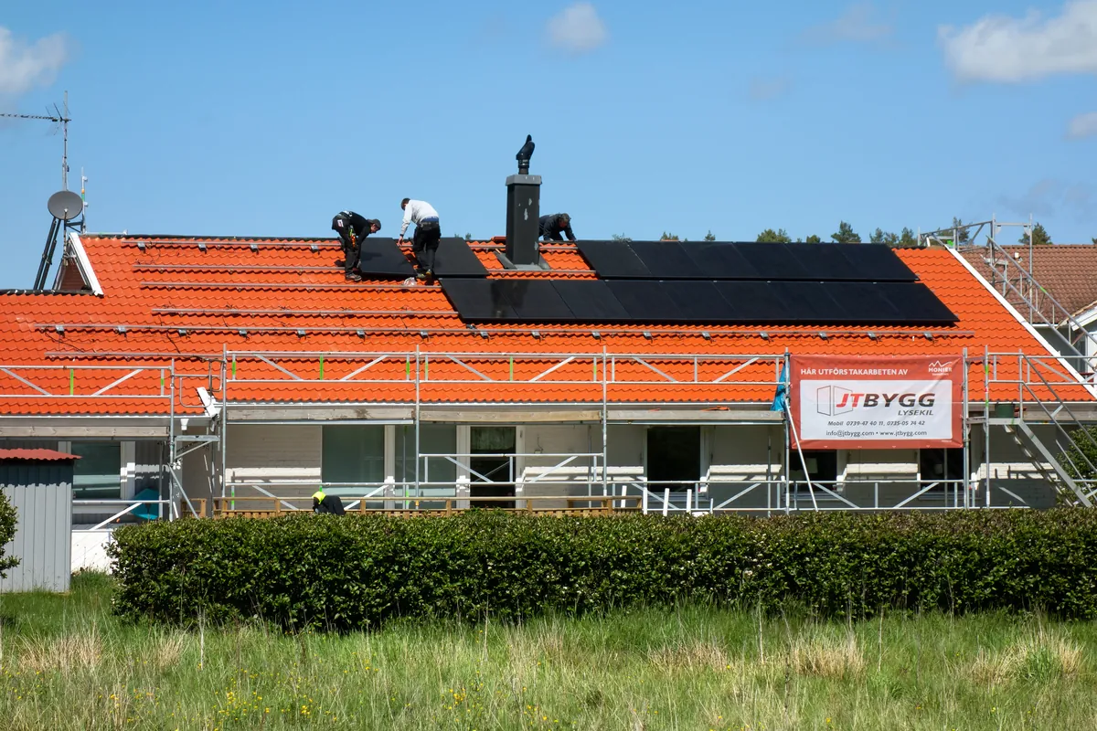Instalador colocando paneles solares