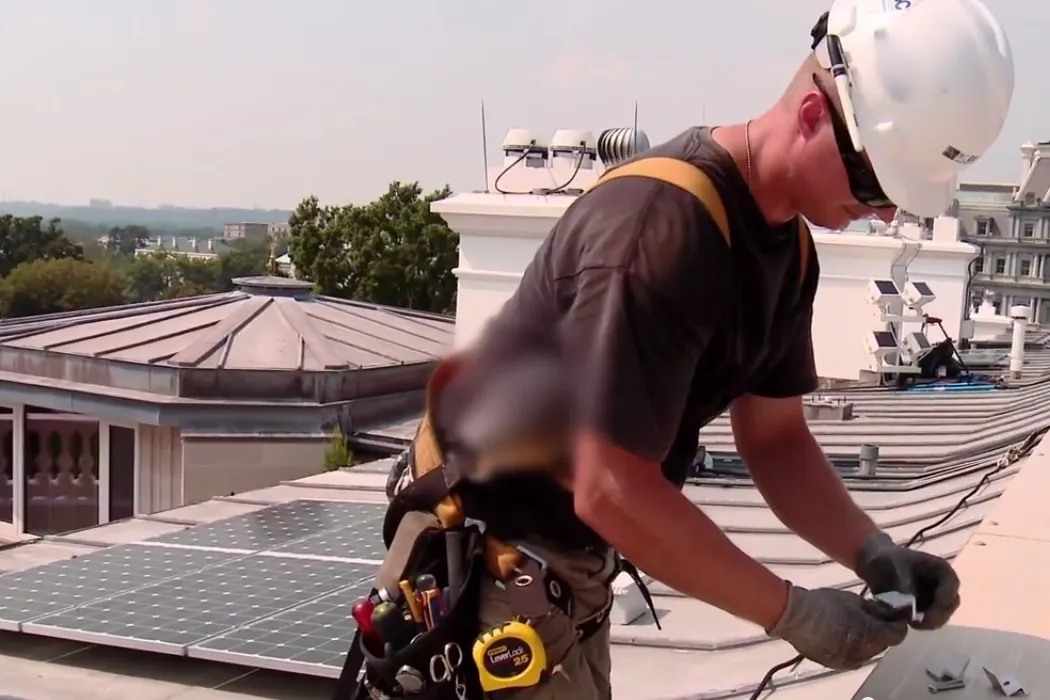 Vivienda con placas solares en la cubierta
