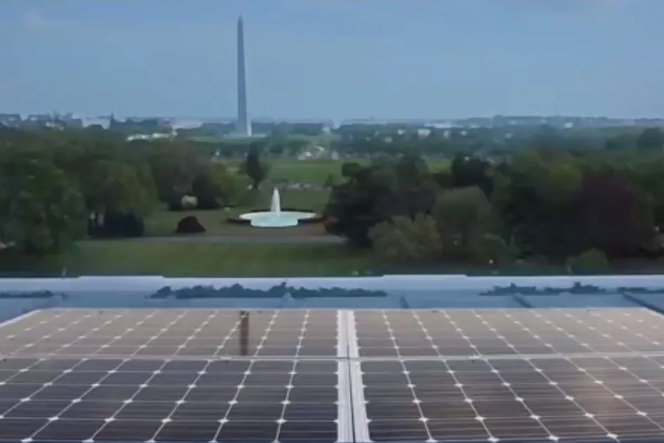 Vivienda con placas solares en la cubierta